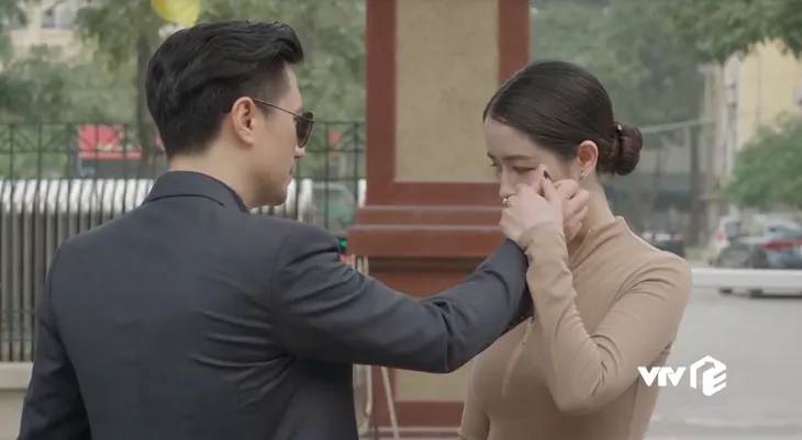 Hướng dương ngược nắng - Tập 63: Mẹ con Cami sắp ra nước ngoài, Hoàng cố tình tránh mặt Minh - Ảnh 11. Hướng dương ngược nắng - Tập 63: Mẹ con Cami sắp ra nước ngoài, Hoàng cố tình tránh mặt Minh - Ảnh 11.