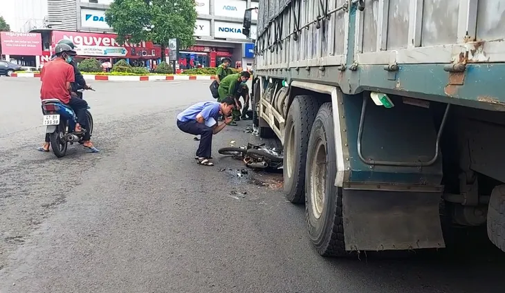 Xe tải va chạm với xe máy, một học sinh lớp 12 tử vong - Ảnh 1. Xe tải va chạm với xe máy, một học sinh lớp 12 tử vong - Ảnh 1.