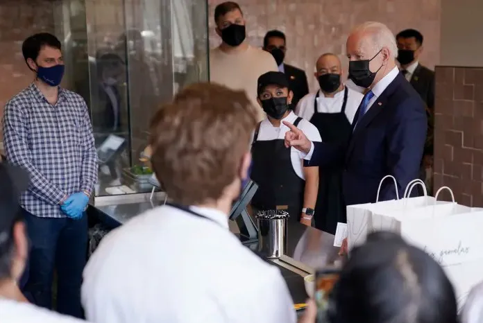 Tổng thống Mỹ Biden bất ngờ thăm nhà hàng ở Washington - Ảnh 1. Tổng thống Mỹ Biden bất ngờ thăm nhà hàng ở Washington - Ảnh 1.