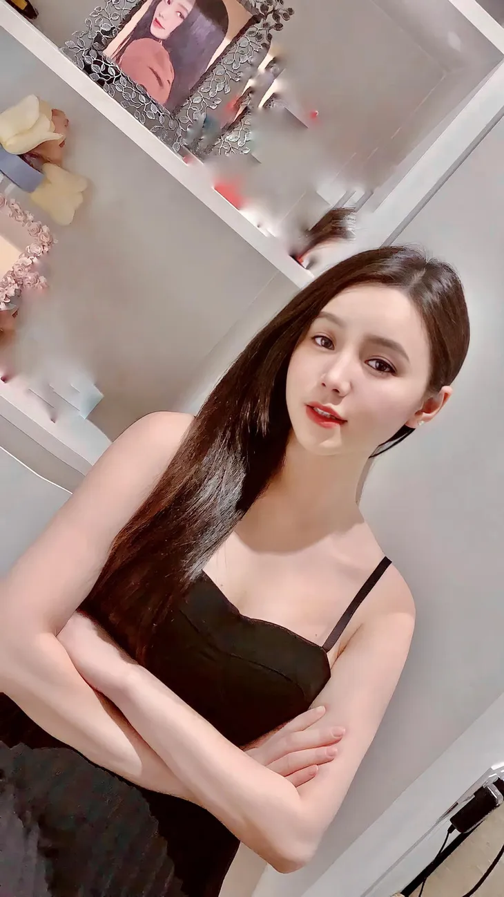 Hồng Diễm diện áo bó sát khoe eo xinh, Quỳnh Kool buông lơi để lộ vai trần - Ảnh 2. Hồng Diễm diện áo bó sát khoe eo xinh, Quỳnh Kool buông lơi để lộ vai trần - Ảnh 2.