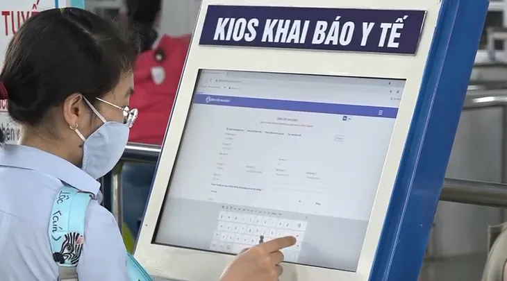 Bùng phát ở các bệnh viện, dịch COVID-19 ngày càng nguy hiểm hơn - Ảnh 1. Bùng phát ở các bệnh viện, dịch COVID-19 ngày càng nguy hiểm hơn - Ảnh 1.