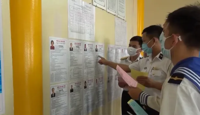 Mang thùng phiếu ra các Nhà giàn để cán bộ, chiến sĩ ngoài khơi bỏ phiếu sớm - Ảnh 1. Mang thùng phiếu ra các Nhà giàn để cán bộ, chiến sĩ ngoài khơi bỏ phiếu sớm - Ảnh 1.