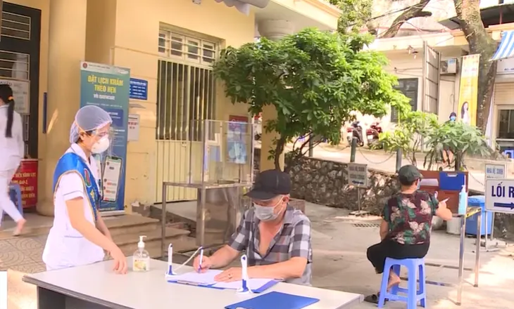6 bệnh viện, cơ sở y tế Hà Nội cách ly: Nâng mức cảnh báo dịch COVID-19 lên cao nhất - Ảnh 4. 6 bệnh viện, cơ sở y tế Hà Nội cách ly: Nâng mức cảnh báo dịch COVID-19 lên cao nhất - Ảnh 4.