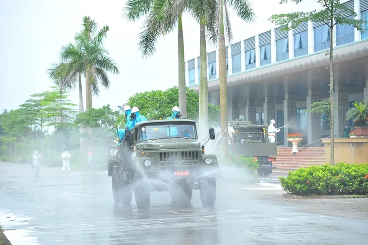 6 bệnh viện, cơ sở y tế Hà Nội cách ly: Nâng mức cảnh báo dịch COVID-19 lên cao nhất - Ảnh 1. 6 bệnh viện, cơ sở y tế Hà Nội cách ly: Nâng mức cảnh báo dịch COVID-19 lên cao nhất - Ảnh 1.