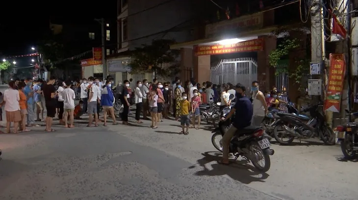 Trắng đêm lấy mẫu xét nghiệm tại ổ dịch xã Mão Điền, Bắc Ninh - Ảnh 1. Trắng đêm lấy mẫu xét nghiệm tại ổ dịch xã Mão Điền, Bắc Ninh - Ảnh 1.
