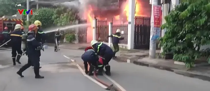 Hiểm hoạ cháy nổ ở các khu nhà ống kết hợp kinh doanh sản xuất - Ảnh 1. Hiểm hoạ cháy nổ ở các khu nhà ống kết hợp kinh doanh sản xuất - Ảnh 1.
