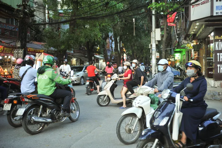 Biển cấm “vô hình”, hàng trăm phương tiện vi phạm giờ cao điểm - Ảnh 3. Biển cấm “vô hình”, hàng trăm phương tiện vi phạm giờ cao điểm - Ảnh 3.