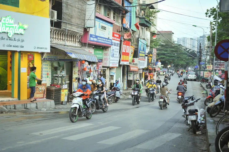 Biển cấm “vô hình”, hàng trăm phương tiện vi phạm giờ cao điểm - Ảnh 2. Biển cấm “vô hình”, hàng trăm phương tiện vi phạm giờ cao điểm - Ảnh 2.