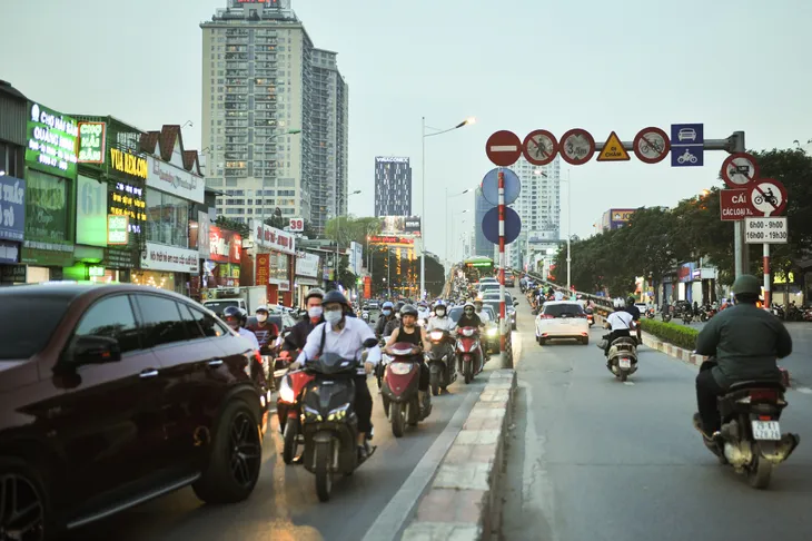 Biển cấm “vô hình”, hàng trăm phương tiện vi phạm giờ cao điểm - Ảnh 4. Biển cấm “vô hình”, hàng trăm phương tiện vi phạm giờ cao điểm - Ảnh 4.