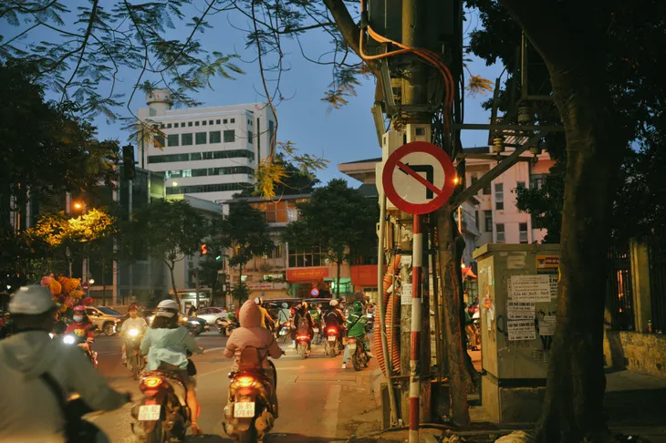 Biển cấm “vô hình”, hàng trăm phương tiện vi phạm giờ cao điểm - Ảnh 7. Biển cấm “vô hình”, hàng trăm phương tiện vi phạm giờ cao điểm - Ảnh 7.
