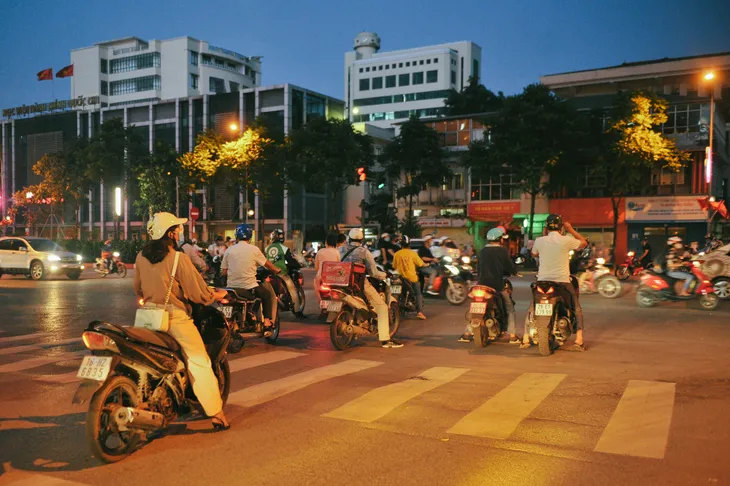 Biển cấm “vô hình”, hàng trăm phương tiện vi phạm giờ cao điểm - Ảnh 8. Biển cấm “vô hình”, hàng trăm phương tiện vi phạm giờ cao điểm - Ảnh 8.