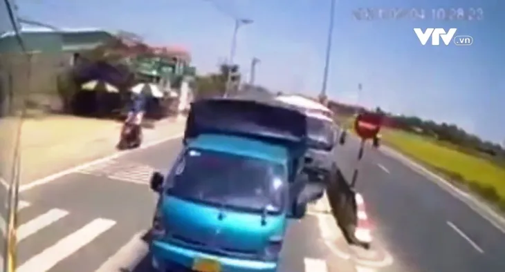 Quay đầu, xe khách gây tai nạn liên hoàn - Ảnh 1. Quay đầu, xe khách gây tai nạn liên hoàn - Ảnh 1.