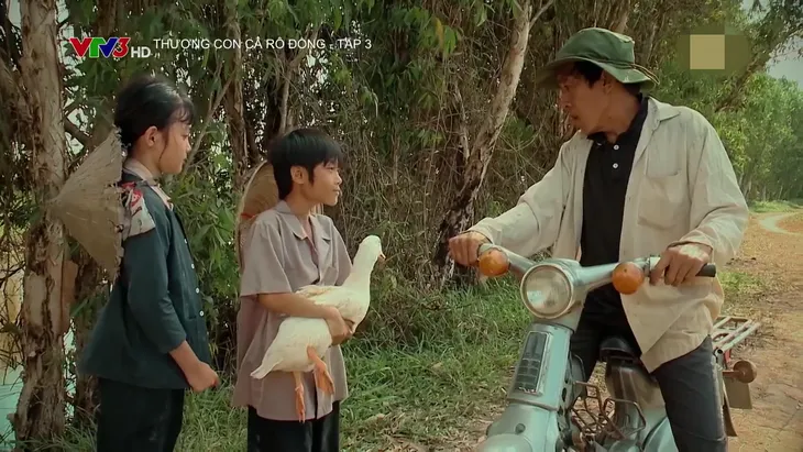 Thương con cá rô đồng - Tập 3: Dì Tư bắt sống hai chị em Nhớ rao bán vịt - Ảnh 3. Thương con cá rô đồng - Tập 3: Dì Tư bắt sống hai chị em Nhớ rao bán vịt - Ảnh 3.