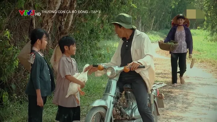 Thương con cá rô đồng - Tập 3: Dì Tư bắt sống hai chị em Nhớ rao bán vịt - Ảnh 4. Thương con cá rô đồng - Tập 3: Dì Tư bắt sống hai chị em Nhớ rao bán vịt - Ảnh 4.