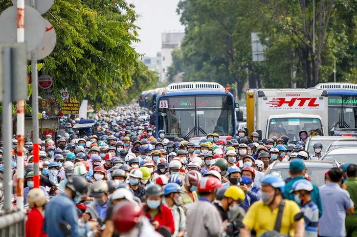 Lại xả trạm kiểm soát ra vào quận Gò Vấp do ùn ứ hàng ngàn người - Ảnh 1.