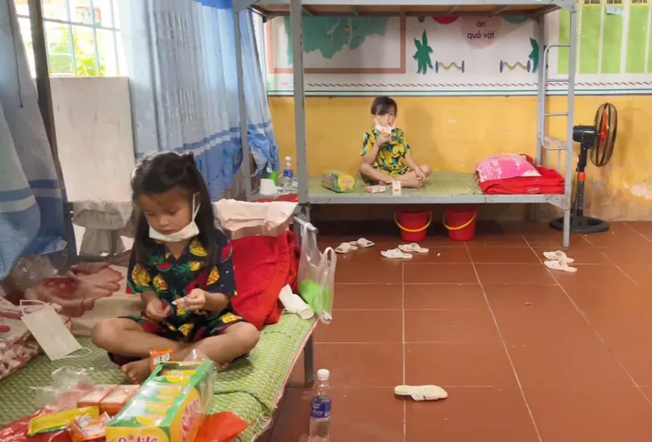 Tết Thiếu nhi ấm áp trong “tâm dịch” Nậm Pồ - Ảnh 4. Tết Thiếu nhi ấm áp trong “tâm dịch” Nậm Pồ - Ảnh 4.