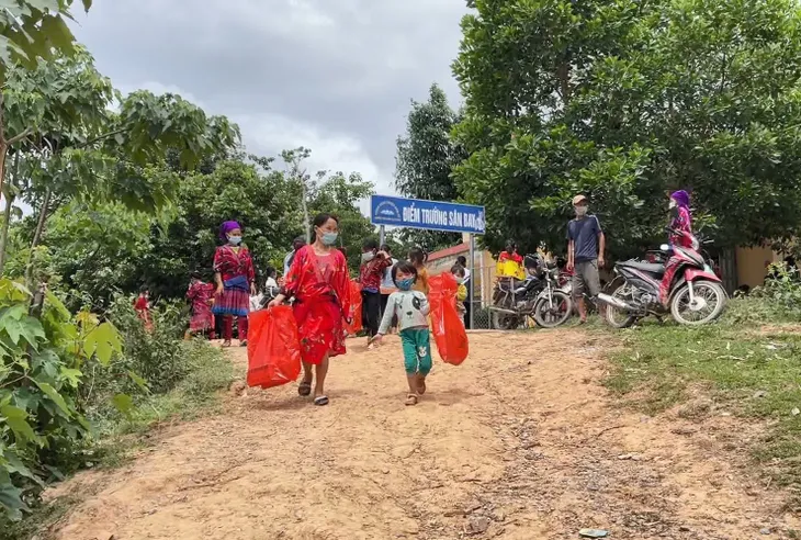 Tết Thiếu nhi ấm áp trong “tâm dịch” Nậm Pồ - Ảnh 5. Tết Thiếu nhi ấm áp trong “tâm dịch” Nậm Pồ - Ảnh 5.