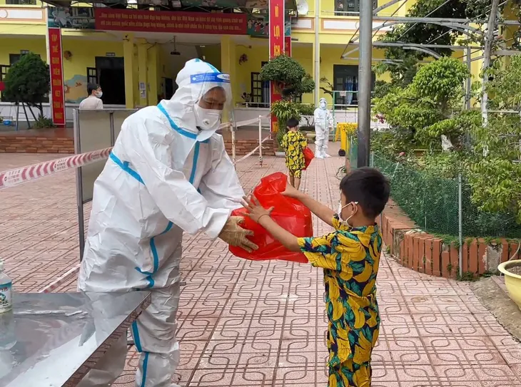 Tết Thiếu nhi ấm áp trong “tâm dịch” Nậm Pồ - Ảnh 2. Tết Thiếu nhi ấm áp trong “tâm dịch” Nậm Pồ - Ảnh 2.