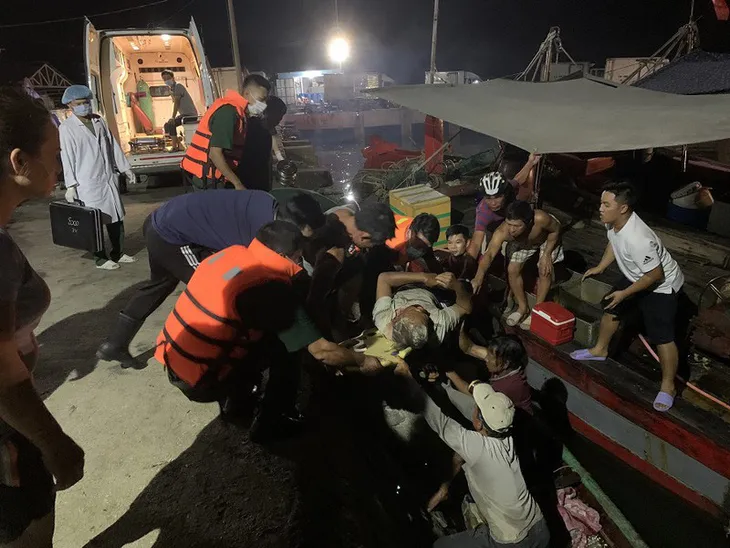 Chìm tàu cá do va chạm với sà lan, một thuyền viên bị thương nặng - Ảnh 1. Chìm tàu cá do va chạm với sà lan, một thuyền viên bị thương nặng - Ảnh 1.