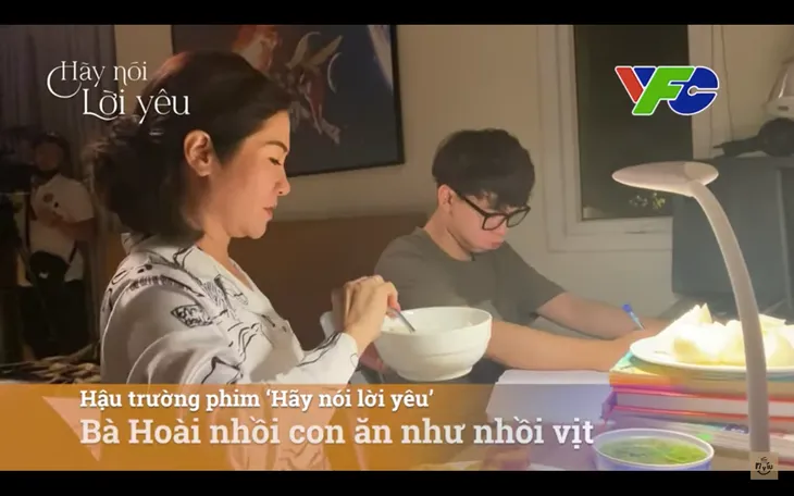 Hãy nói lời yêu: Hậu trường cảnh quay ám ảnh bà Hoài (Nguyệt Hằng) ép con trai ăn - Ảnh 2. Hãy nói lời yêu: Hậu trường cảnh quay ám ảnh bà Hoài (Nguyệt Hằng) ép con trai ăn - Ảnh 2.