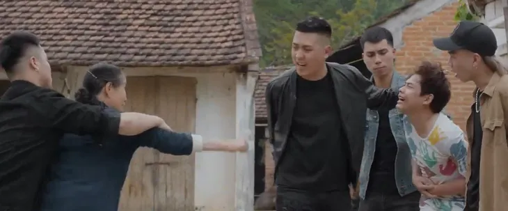 Mùa hoa tìm lại - Tập 8: Lệ vừa hôn Việt thẹn thùng lại bắn tim ngay cho Đồng - Ảnh 15. Mùa hoa tìm lại - Tập 8: Lệ vừa hôn Việt thẹn thùng lại bắn tim ngay cho Đồng - Ảnh 15.