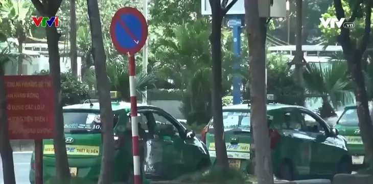 4 lần bùng phát dịch, vận tải taxi trông đợi chính sách hỗ trợ - Ảnh 1. 4 lần bùng phát dịch, vận tải taxi trông đợi chính sách hỗ trợ - Ảnh 1.