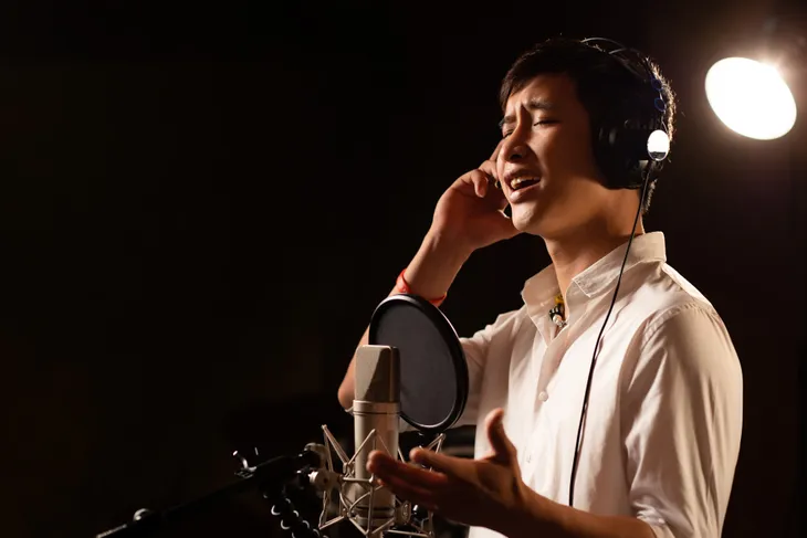 Tùng Dương hát tri ân các chiến sĩ áo trắng - Ảnh 2. Tùng Dương hát tri ân các chiến sĩ áo trắng - Ảnh 2.