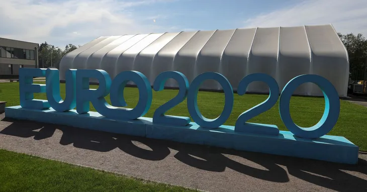 Tổ chức Euro 2020 ở 11 quốc gia trong thời kỳ đại dịch gặp khó khăn gì? - Ảnh 2. Tổ chức Euro 2020 ở 11 quốc gia trong thời kỳ đại dịch gặp khó khăn gì? - Ảnh 2.