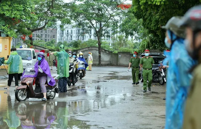 Sĩ tử Hà Nội đội mưa đến điểm thi trong ngày đầu kỳ thi vào lớp 10 - Ảnh 5. Sĩ tử Hà Nội đội mưa đến điểm thi trong ngày đầu kỳ thi vào lớp 10 - Ảnh 5.