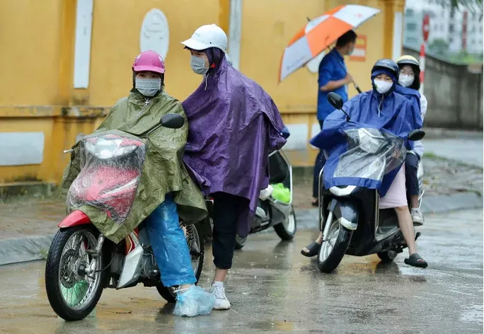 Sĩ tử Hà Nội đội mưa đến điểm thi trong ngày đầu kỳ thi vào lớp 10 - Ảnh 2. Sĩ tử Hà Nội đội mưa đến điểm thi trong ngày đầu kỳ thi vào lớp 10 - Ảnh 2.