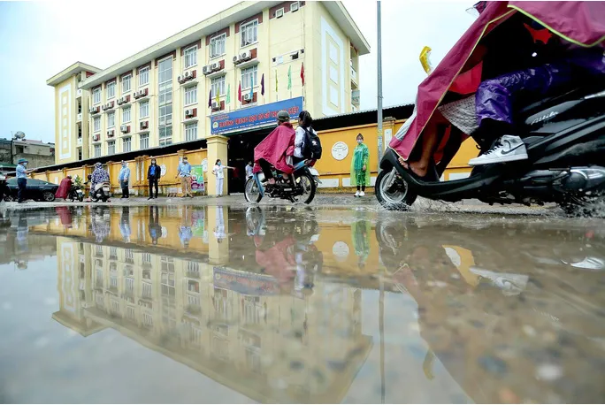 Sĩ tử Hà Nội đội mưa đến điểm thi trong ngày đầu kỳ thi vào lớp 10 - Ảnh 3. Sĩ tử Hà Nội đội mưa đến điểm thi trong ngày đầu kỳ thi vào lớp 10 - Ảnh 3.