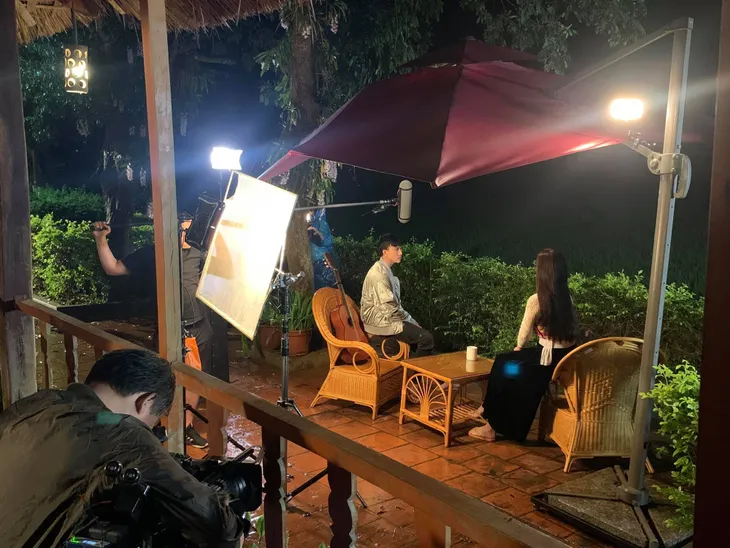 Hương vị tình thân: Đằng sau phân đoạn ôm đàn hát Tình đơn phương đẹp như MV của Anh Vũ - Ảnh 6. Hương vị tình thân: Đằng sau phân đoạn ôm đàn hát Tình đơn phương đẹp như MV của Anh Vũ - Ảnh 6.