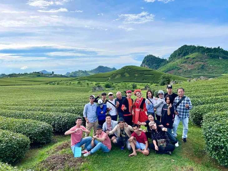 Hương vị tình thân: Đằng sau phân đoạn ôm đàn hát Tình đơn phương đẹp như MV của Anh Vũ - Ảnh 2. Hương vị tình thân: Đằng sau phân đoạn ôm đàn hát Tình đơn phương đẹp như MV của Anh Vũ - Ảnh 2.