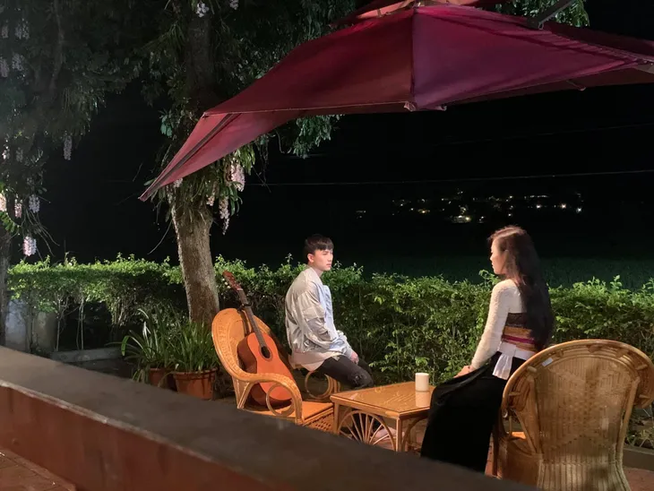 Hương vị tình thân: Đằng sau phân đoạn ôm đàn hát Tình đơn phương đẹp như MV của Anh Vũ - Ảnh 7. Hương vị tình thân: Đằng sau phân đoạn ôm đàn hát Tình đơn phương đẹp như MV của Anh Vũ - Ảnh 7.