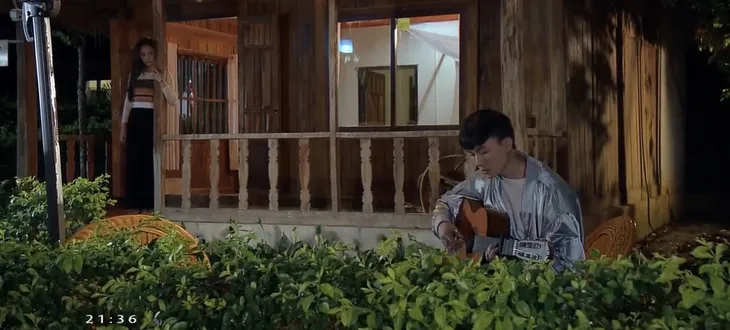Hương vị tình thân: Đằng sau phân đoạn ôm đàn hát Tình đơn phương đẹp như MV của Anh Vũ - Ảnh 1. Hương vị tình thân: Đằng sau phân đoạn ôm đàn hát Tình đơn phương đẹp như MV của Anh Vũ - Ảnh 1.