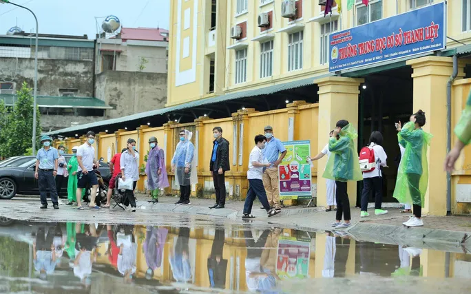 Sĩ tử Hà Nội đội mưa đến điểm thi trong ngày đầu kỳ thi vào lớp 10 - Ảnh 1. Sĩ tử Hà Nội đội mưa đến điểm thi trong ngày đầu kỳ thi vào lớp 10 - Ảnh 1.