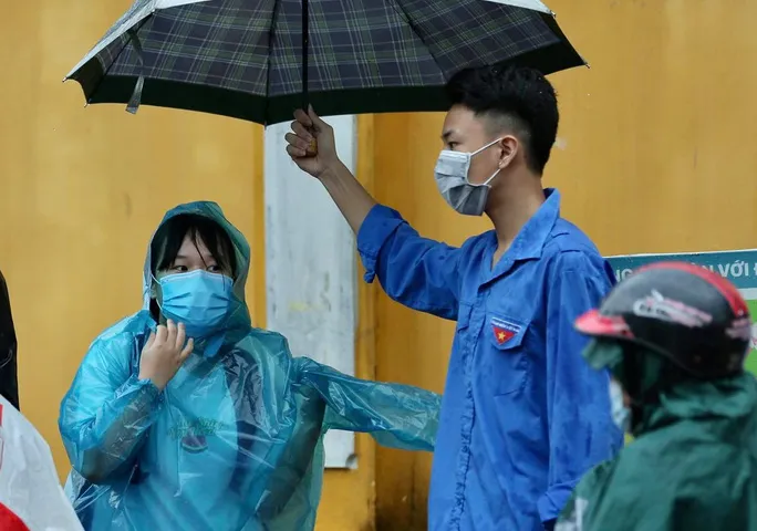 Sĩ tử Hà Nội đội mưa đến điểm thi trong ngày đầu kỳ thi vào lớp 10 - Ảnh 7. Sĩ tử Hà Nội đội mưa đến điểm thi trong ngày đầu kỳ thi vào lớp 10 - Ảnh 7.