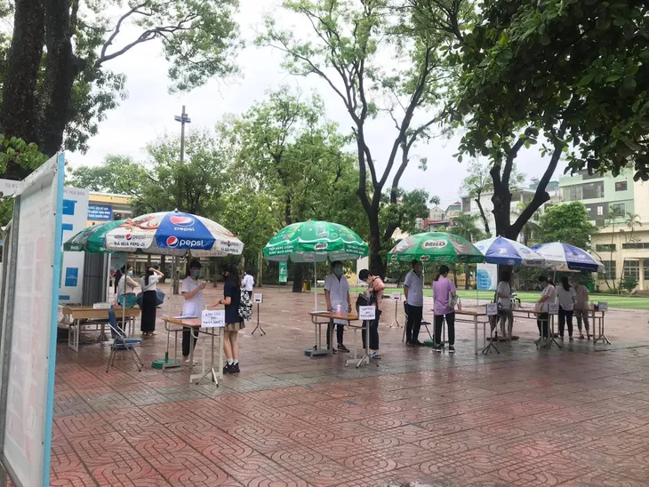 Sáng nay, hơn 93.000 thí sinh Hà Nội dự thi vào lớp 10 - Ảnh 4. Sáng nay, hơn 93.000 thí sinh Hà Nội dự thi vào lớp 10 - Ảnh 4.