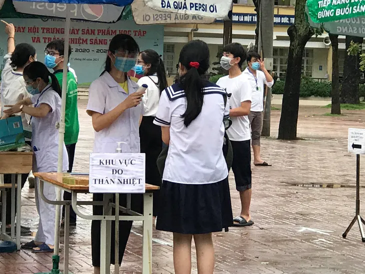 Sáng nay, hơn 93.000 thí sinh Hà Nội dự thi vào lớp 10 - Ảnh 1. Sáng nay, hơn 93.000 thí sinh Hà Nội dự thi vào lớp 10 - Ảnh 1.