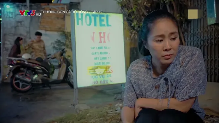 Thương con cá rô đồng - Tập 12: Thương bắt quả tang em gái út vào nhà nghỉ - Ảnh 4. Thương con cá rô đồng - Tập 12: Thương bắt quả tang em gái út vào nhà nghỉ - Ảnh 4.