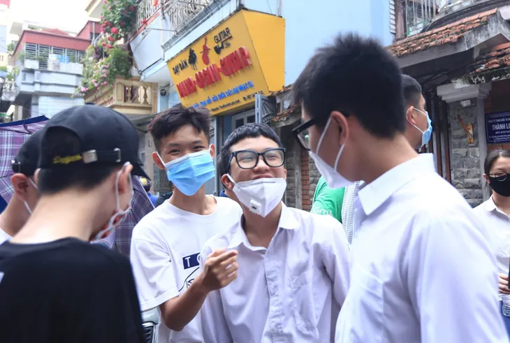 Kỳ thi tuyển sinh vào lớp 10 tại Hà Nội: Thí sinh phấn khởi với đề thi Ngữ văn và Ngoại ngữ vừa sức - Ảnh 1. Kỳ thi tuyển sinh vào lớp 10 tại Hà Nội: Thí sinh phấn khởi với đề thi Ngữ văn và Ngoại ngữ vừa sức - Ảnh 1.