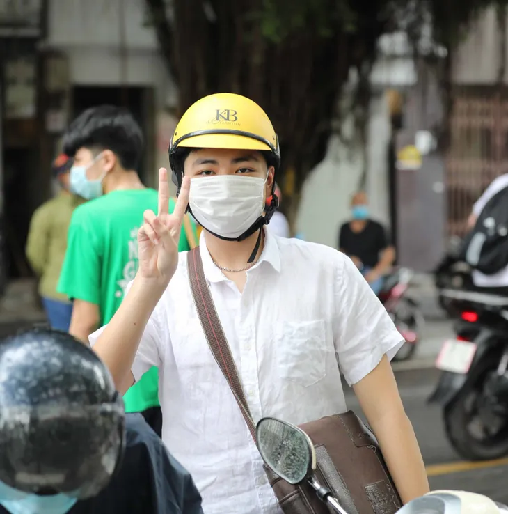 Kỳ thi tuyển sinh vào lớp 10 tại Hà Nội: Thí sinh phấn khởi với đề thi Ngữ văn và Ngoại ngữ vừa sức - Ảnh 2. Kỳ thi tuyển sinh vào lớp 10 tại Hà Nội: Thí sinh phấn khởi với đề thi Ngữ văn và Ngoại ngữ vừa sức - Ảnh 2.