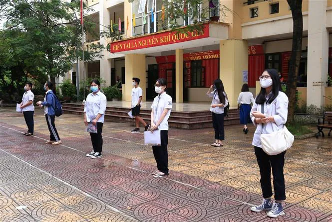 Sáng nay, hơn 93.000 thí sinh Hà Nội dự thi vào lớp 10 - Ảnh 2. Sáng nay, hơn 93.000 thí sinh Hà Nội dự thi vào lớp 10 - Ảnh 2.