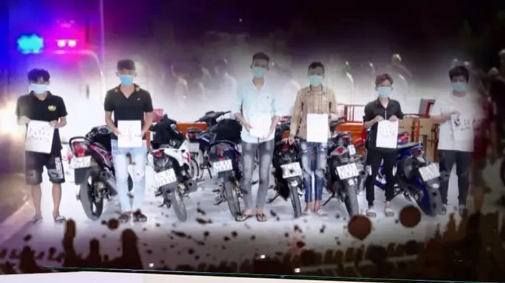 6 thanh niên bốc đầu xe, cổ vũ đua xe trái phép - Ảnh 1. 6 thanh niên bốc đầu xe, cổ vũ đua xe trái phép - Ảnh 1.