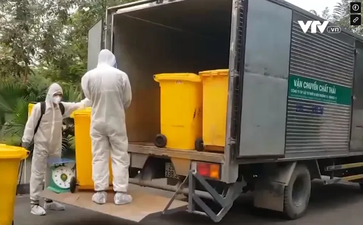 Áp lực của công nhân môi trường làm việc trong mùa dịch - Ảnh 1. Áp lực của công nhân môi trường làm việc trong mùa dịch - Ảnh 1.