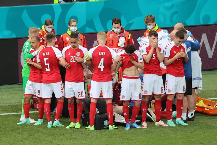 UEFA EURO 2020: Eriksen bất ngờ đổ gục nằm sân, các bác sĩ cấp cứu tại chỗ - Ảnh 1. UEFA EURO 2020: Eriksen bất ngờ đổ gục nằm sân, các bác sĩ cấp cứu tại chỗ - Ảnh 1.