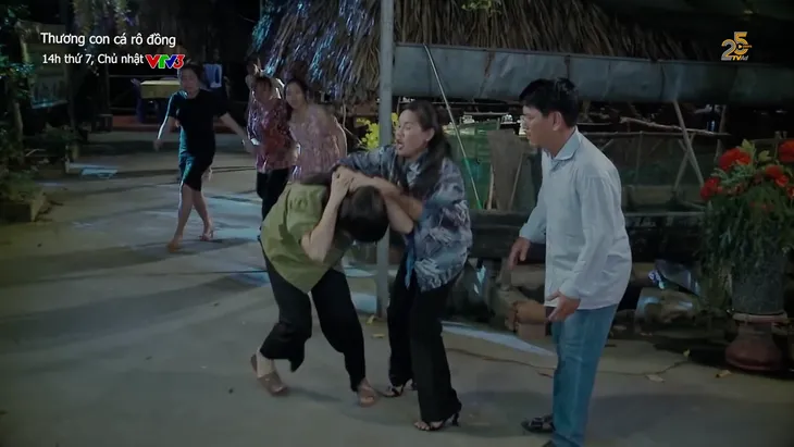 Thương con cá rô đồng - Tập 13: Thương bị bà chủ vu oan giật chồng - Ảnh 3. Thương con cá rô đồng - Tập 13: Thương bị bà chủ vu oan giật chồng - Ảnh 3.