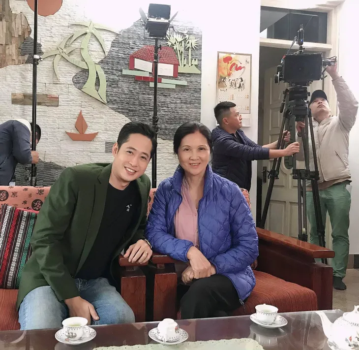 Diễn viên Việt tuần qua: Hồng Đăng khoe tóc xoăn tít, Hồng Diễm lộ vai trần cực xinh - Ảnh 9. Diễn viên Việt tuần qua: Hồng Đăng khoe tóc xoăn tít, Hồng Diễm lộ vai trần cực xinh - Ảnh 9.