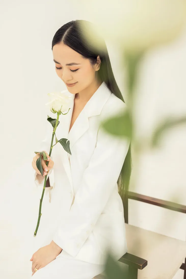 BTV, MC tuần qua: Phí Linh thèm được cắt tóc, Diệp Chi mang cả vườn hoa đến trường quay - Ảnh 3. BTV, MC tuần qua: Phí Linh thèm được cắt tóc, Diệp Chi mang cả vườn hoa đến trường quay - Ảnh 3.