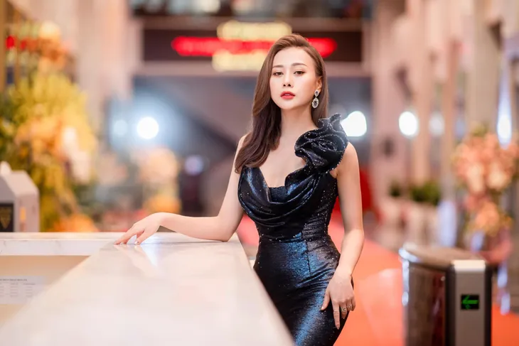 Diễn viên Việt tuần qua: Hồng Đăng khoe tóc xoăn tít, Hồng Diễm lộ vai trần cực xinh - Ảnh 2. Diễn viên Việt tuần qua: Hồng Đăng khoe tóc xoăn tít, Hồng Diễm lộ vai trần cực xinh - Ảnh 2.